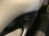 スマートフォンなどの充電に便利なUSBジャック。運転席からも助手席からも使いやすいです。