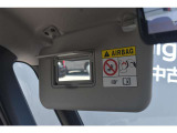 運転席・助手席ともにバニティミラーがあり身だしなみチェックに役立ちます。
