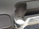 運転席ドア内部にはドリンクホルダーがございます。