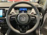 運転している間、長く触れているものだから手になじむハンドルがいいですよね。本革巻のステアリングは乗れば乗るほど手になじんでいきます。