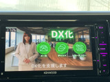 停車時に映像を楽しめるTV画面を搭載。ドライブ中の休憩時間や待ち時間を有効活用できます。家族みんなで楽しめるエンターテイメント空間を提供します。