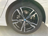 BMW純正アルミホイールです。納車時にはアルミホイールコーティングも承っております!是非ご検討下さいませ。