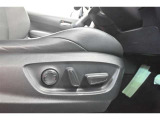 パワーシート搭載。微妙な調整が手軽にでき、ぴったりのポジションで運転することが可能です。