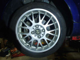 タイヤが165/55r15をつけていたのでので、タイヤハウス内で擦りましたので、お客さんにこのタイヤを販売のかわりケンダ コメットップラス165/50R15 2024の中古を用意して組み替えました。擦ることがなくなりました