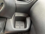 運転席の手の届く場所には500mlのパック飲料もピッタリ入る大きめのドリンクホルダーがございます(^^) ドライブ中の水分補給もバッチリです♪