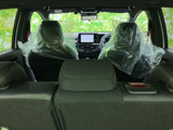 後退時には、車両後方の映像をモニターに表示。安全確認をサポートし、万が一の事故を防ぎます。視界の死角を減らし、安全な後退をサポートします。