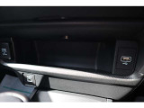 【充電ポート】USB充電ポートを備え、利便性も◯です!