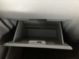 広々としたグローブボックスです。