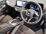 【ハンドル】ドライバーとBMW車の一体感がダイレクトに伝わるステアリングホイール。形状・太さへの拘りに加えて、操作性を高める為にスイッチ類も配置。クイックかつ安定のドライビングを体感下さい!