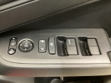 ハンドルの右側に電動格納付きパワーミラーの操作スイッチがついています。左右のサイドミラーの角度調節も微調整ができて便利です。パワーウインドウは運転席でドア4枚とも上下の操作ができるようになっています。