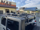Smittybilt/スミッティビルト製のルーフキャリア装備です。 キャリアを付けたことで、積載量も増え、キャンプなどのアウトドアで大活躍します!