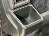 助手席埋め込み式カップホルダー(太ボトル600mm収納可能)