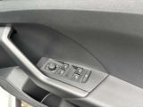 運転席ドアにはパワーウインドーやドアミラー調整などのスイッチを集約。手元で操作できます。