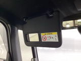 日差しをカットしながら、身だしなみもチェックできます。鏡付きサンバイザーで一石二鳥。