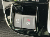 【オートブレーキホールド・電子パーキング】ホールド機能がONになっている状態でクルマが停止すると自動でブレーキが作動!知らずうちにブレーキが緩んでしまった時、運転で足が疲れた時などに役立ちます♪