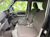 運転席周りの収納も充実しており、細かな荷物もスッキリと整理できます。機能的なデザインで、ドライビングを快適にサポート。