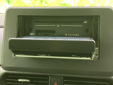 CDやSDカードの挿入口が備わっています。お気に入りの音楽を車内で手軽に楽しめます。