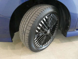 フロントタイヤの溝も十分に残っております。タイヤサイズは215/50R17となっております。