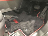 内装工程では、中古車を気持ちよくお乗りいただけるよう清掃しております。シートの洗浄はもちろん、ニオイの元となるフロアカーペットまで洗浄・消臭を実施。