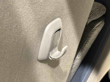 運転席&助手席の背面についたユーティリティフックには荷物がサッと掛けられます。