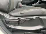 運転席には座面の高さを調整できるアジャスターが付いております☆