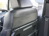 【後席用テーブル】ドリンクホルダーが付いた折りたたみ式のパーソナルテーブルです。運転席・助手席のシートバックに装備しているパーソナルテーブルです。