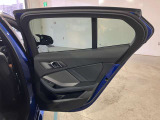 アンビエントライト:直接照明と間接照明を組み合わせて車内を印象深く演出し、寛ぎに満ちたインテリアの雰囲気を生み出します。