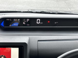 速度や燃料残量など、運転に必要な情報をひと目で確認できます。スタイリッシュなデザインもポイントです。