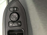 ドアミラーはオート格納機能付き。降車時にドアロックするとドアミラーが自動でたたみ、ドアロックを解除すると自動で開きます。