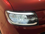 対象物が見やすく白く明るい光で夜間走行をサポートするフルLEDヘッドランプ(サイドビューランプ、クリアランスランプ、マニュアルレベリング機能付き)を装備
