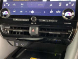 左右独立温度コントロールフルオートエアコンです。運転席、助手席それぞれで独立して温度設定ができます。
