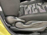 運転手の体格に合わせて運転席の座面の高さ調整ができるシートリフターが付いてます