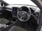 インストルメントパネルは僅かに運転席側へと傾けられているほか、余計なスイッチ類を可能な限り排し、運転に集中しやすい環境を造り出しています。