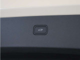 テールゲートには、スイッチ一つで開閉可能な電動開閉機能を採用。ディスプレイから、またはテールゲートにあるボタンを使用して開閉します。