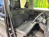 【ハーフレザーシート】高級感と座り心地を両立した人気のシート♪背面・座面のファブリック素材は、通気性の良さや滑りにくさに優れています。気温や服装に左右されず快適にお乗りいただけます。