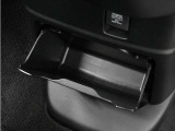 ◆センターロアボックス◆インパネ中央の下部には、ごみ箱としても使用する事ができるセンターロアボックスを装備しております。