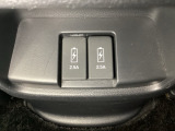 その下には充電可能なUSB端子が2個ついています。移動中に充電もできるので便利です。