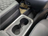 便利なカップホルダーを装備しています。 缶ジュースを開けて運転していると振動で倒れないかヒヤヒヤ、意外と置き場に困るもの。 意外に重要な装備ですね。