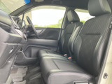 運転席側のドアは、操作性も考慮された設計。スムーズな開閉で、快適な空間へと誘います。