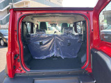 荷物がどれだけ載るか一目で確認。広さ・開口部・段差、内張りの状態までチェックできます。