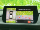 後方の状況を把握しやすく、安全な後退をサポート。駐車場での出し入れも安心です。