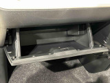 大きな荷物を収納できる、便利な助手席グローブボックス