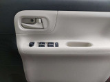 パワーウィンドウのスイッチです。運転席に居ながら窓を開け閉めのコントロールできます!