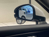 走行中、斜め後ろに車両の存在を検知するとその方向のドアミラー鏡面上にマークを点灯しお知らせします。
