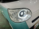 白く明るい光で夜間走行をサポートするLEDヘッドランプを搭載