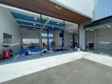店舗のテレビには弊社YouTubeチャンネル、KUHLRacingTVをご視聴いただけます!ご希望のお車の展示が無い場合でもYouTubeでの紹介動画を観ながらご説明させていただけます!