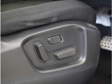 【パワーシート】電動で座面を前後上下に動かすことができます。簡単に運転しても疲れにくい姿勢に調整できます。