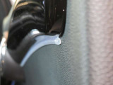 『アンビエントライト』天井のトグルスイッチを操作するだけで、車内の光をオレンジ、ブルー、ピンク、グリーンなど、その日の気分に合わせて自由に変えられます!
