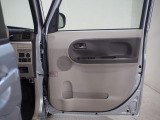 運転席ドアです。各ドアのドアトリムはキズや汚れなどは無く状態良く保たれています。