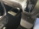 収納式ドリンクホルダーは、運転席からも助手席からも使いやすいです。